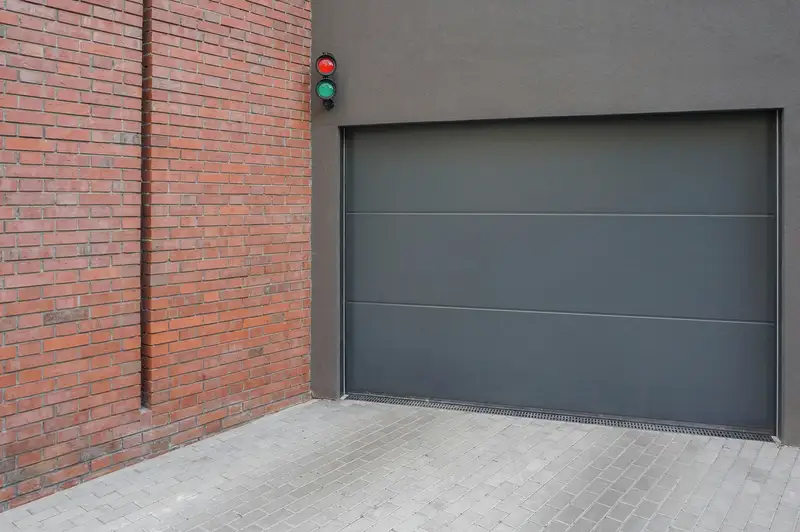 Puerta automática de garaje con semáforo de acceso
