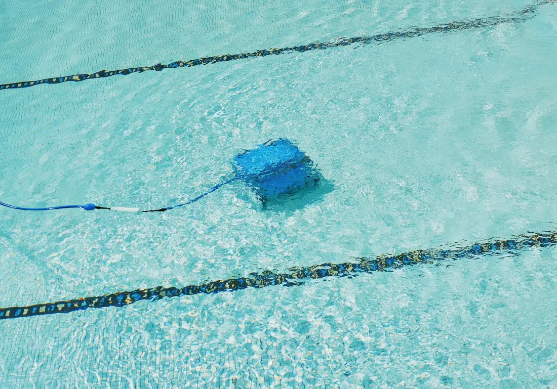 Robot limpiafondos sobre el fondo de una piscina