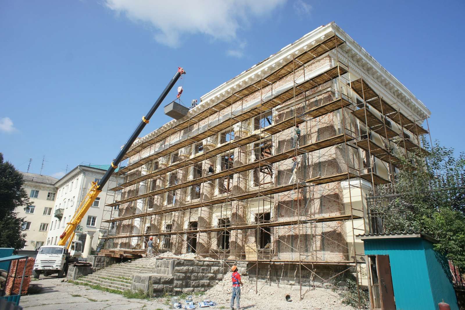 Edificio con la fachada cubierta de andamios durante su rehabilitación